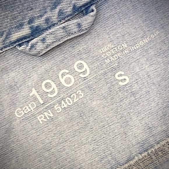 Gap 1969 Icon Light Wash Denim Jacket in Reagan Wash - Picture 11 of 13